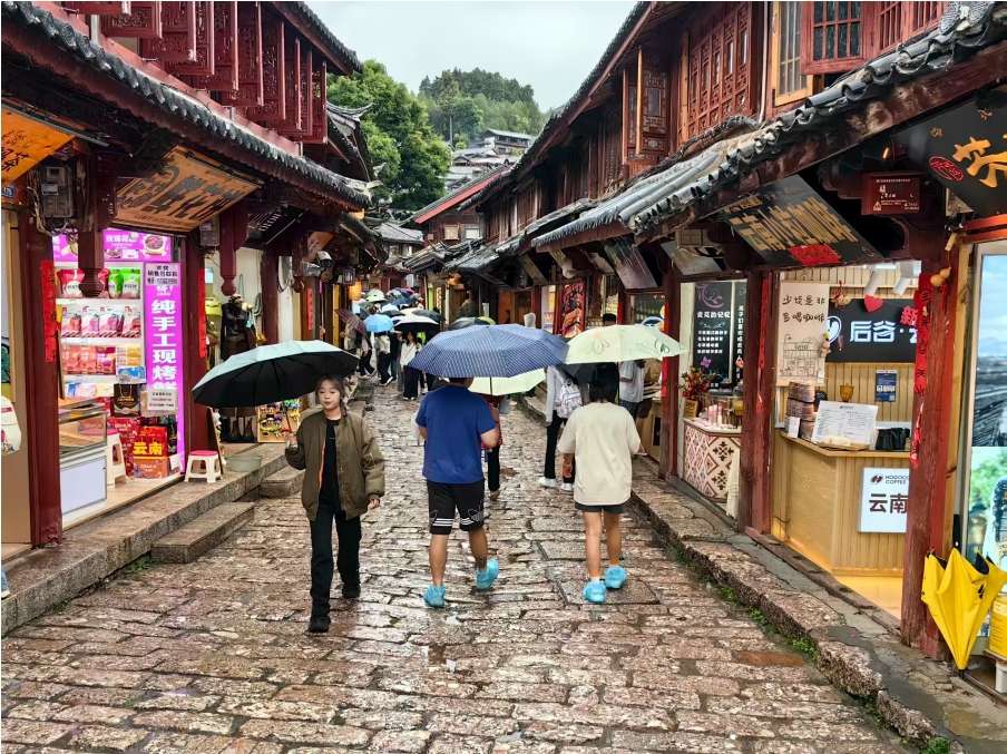 誰說雨天不適合旅行？麗江古城的雨季，才是打開浪漫的正確方式