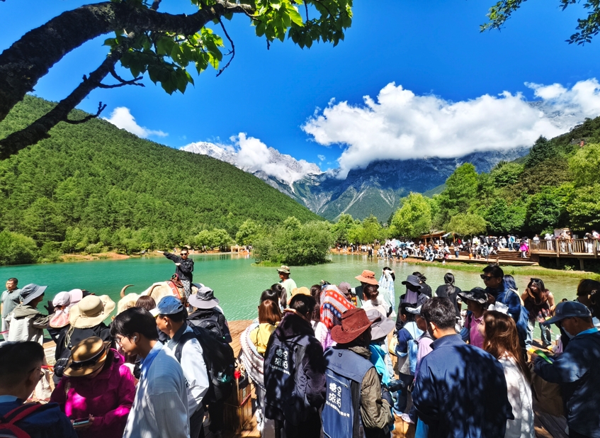 夏日玉龍雪山“顏值開掛”，每幀都美到犯規(guī)！