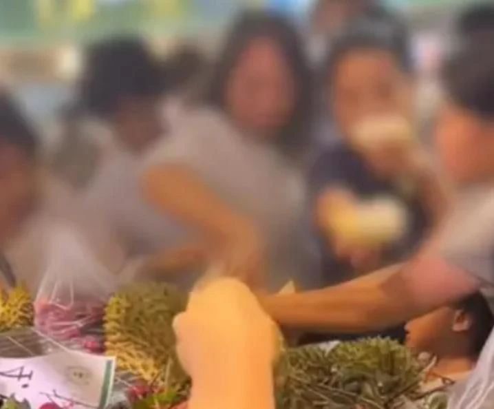 超市榴蓮遭顧客強行“試吃”！律師：已違法，嚴重可拘留