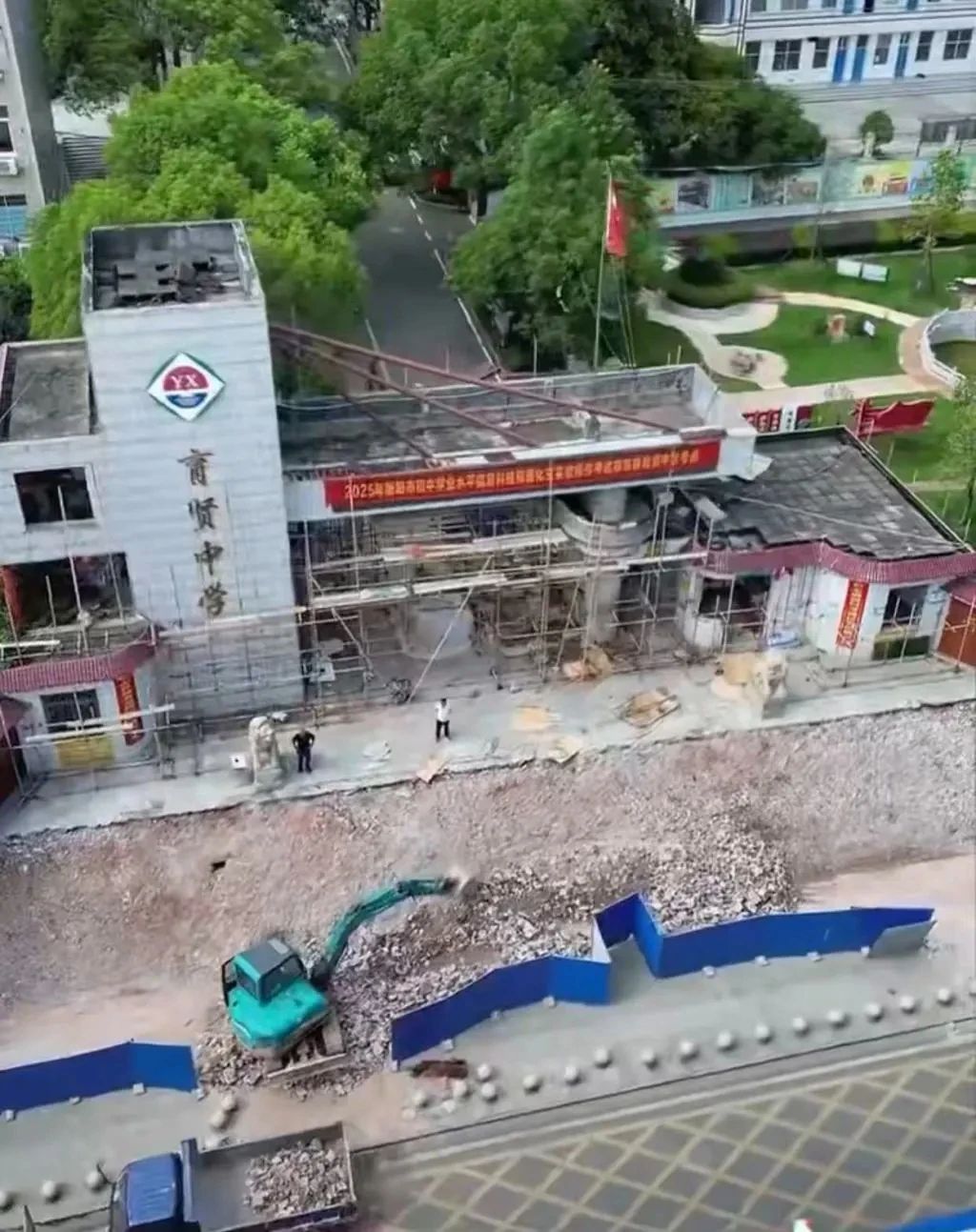 用120萬修校門卻沒錢改善宿舍條件？中學建設(shè)要分清輕重緩急