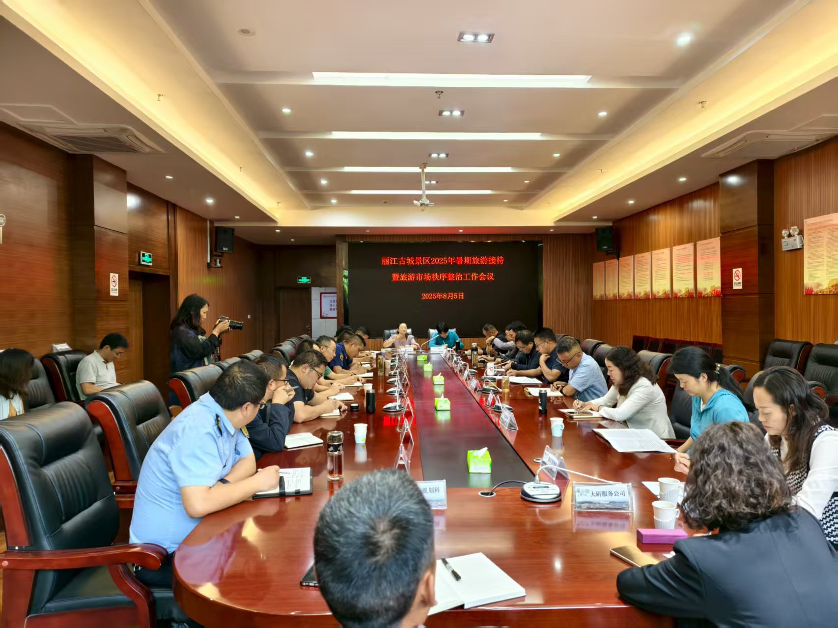 緊盯暑期高峰 麗江古城統(tǒng)籌推進(jìn)旅游接待與市場(chǎng)秩序整治